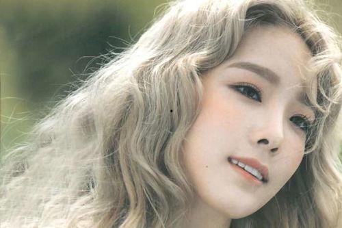 金泰妍白色背景,纯净之美的白色演绎